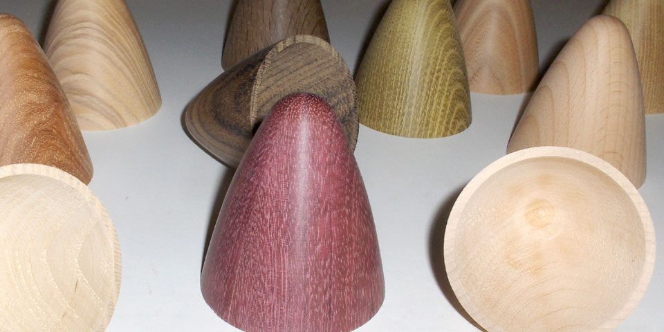 Formschöne gedrechselte Kegel aus massivem Holz