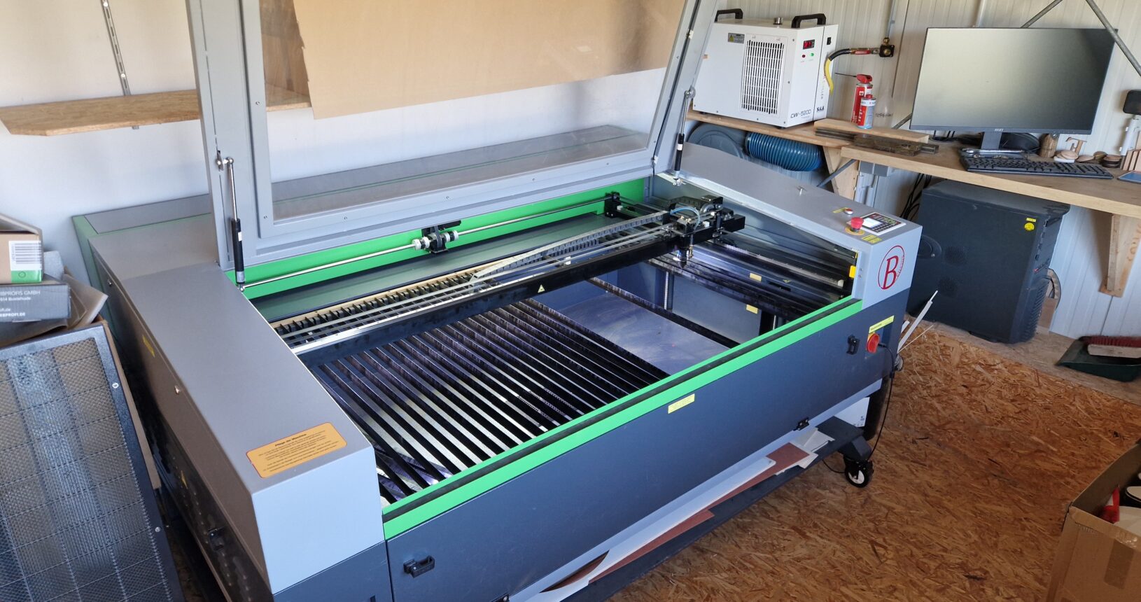 CO²- Lasercutter mit einer Bearbeitungsfläche von 1600 x 1000mm